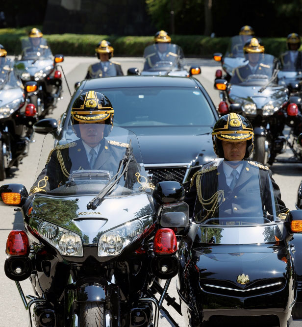 Gold-Wing-and-the-Imperial-Guard-img-small