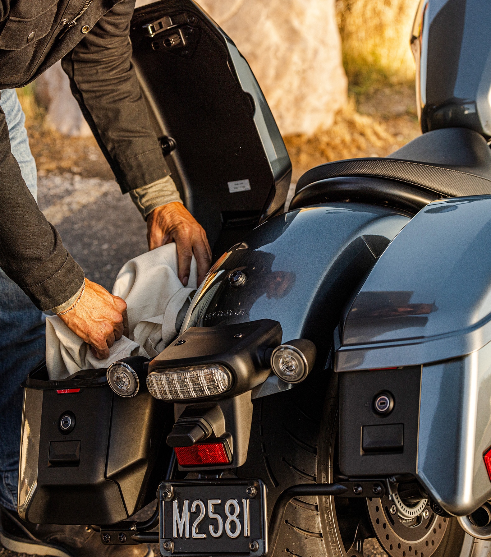 Hard saddlebags