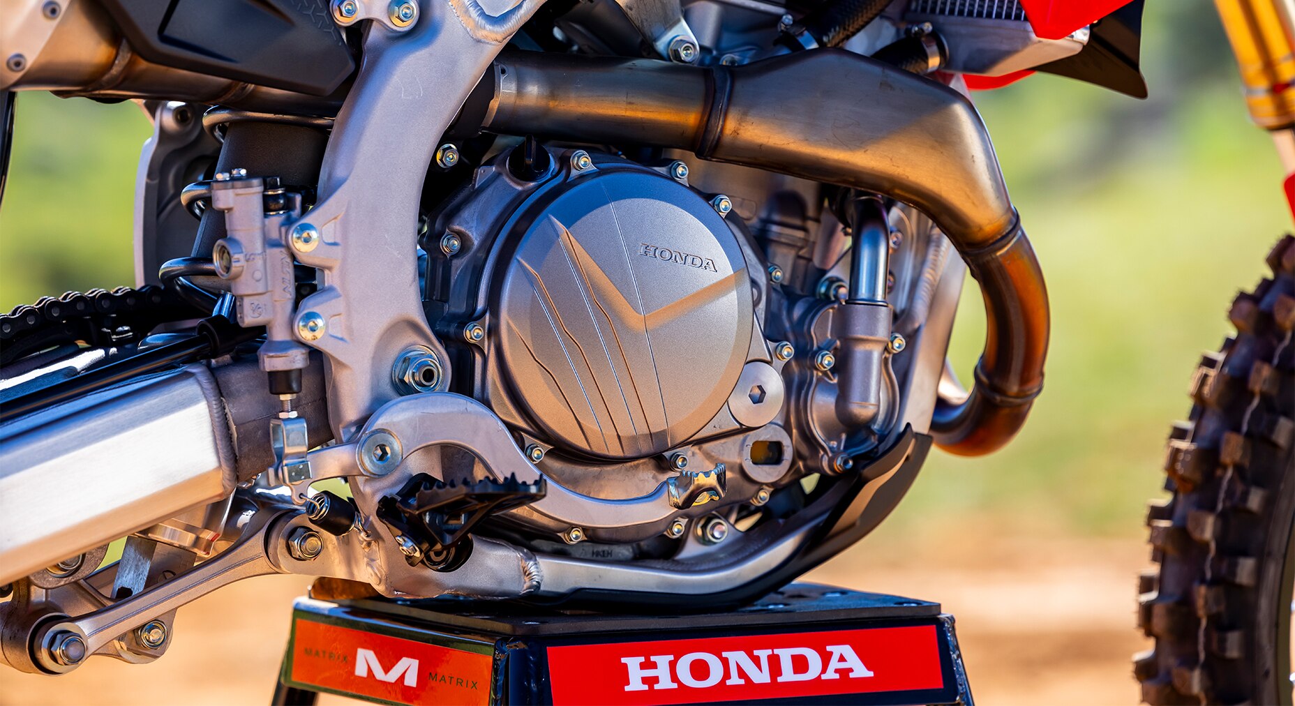 Central-port cylinder head