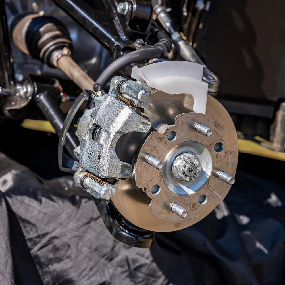 Powerful front and rear disc brakes