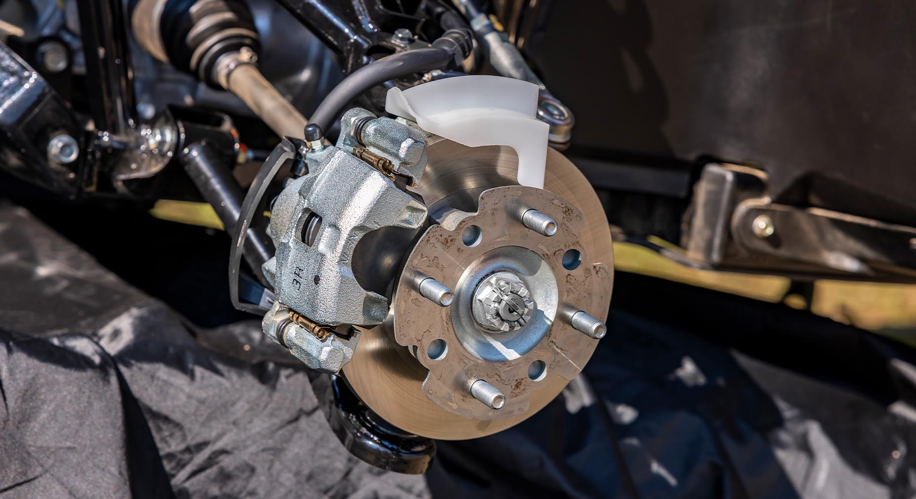 Powerful front and rear disc brakes