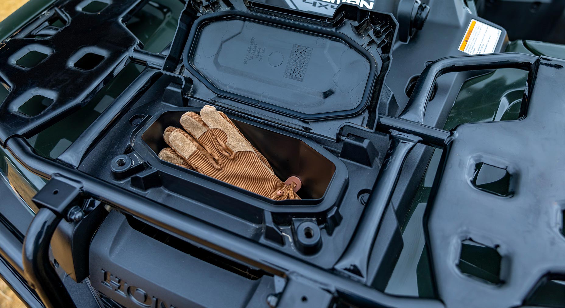 1.9-liter front utility box