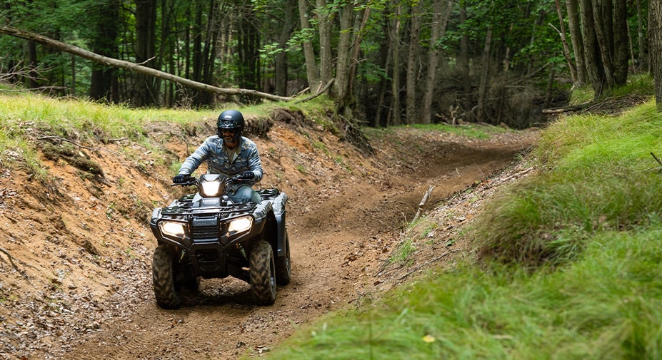 Semi-dry-sump engine design