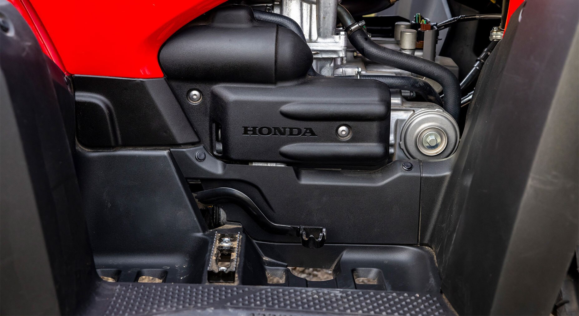 Semi-dry-sump engine design