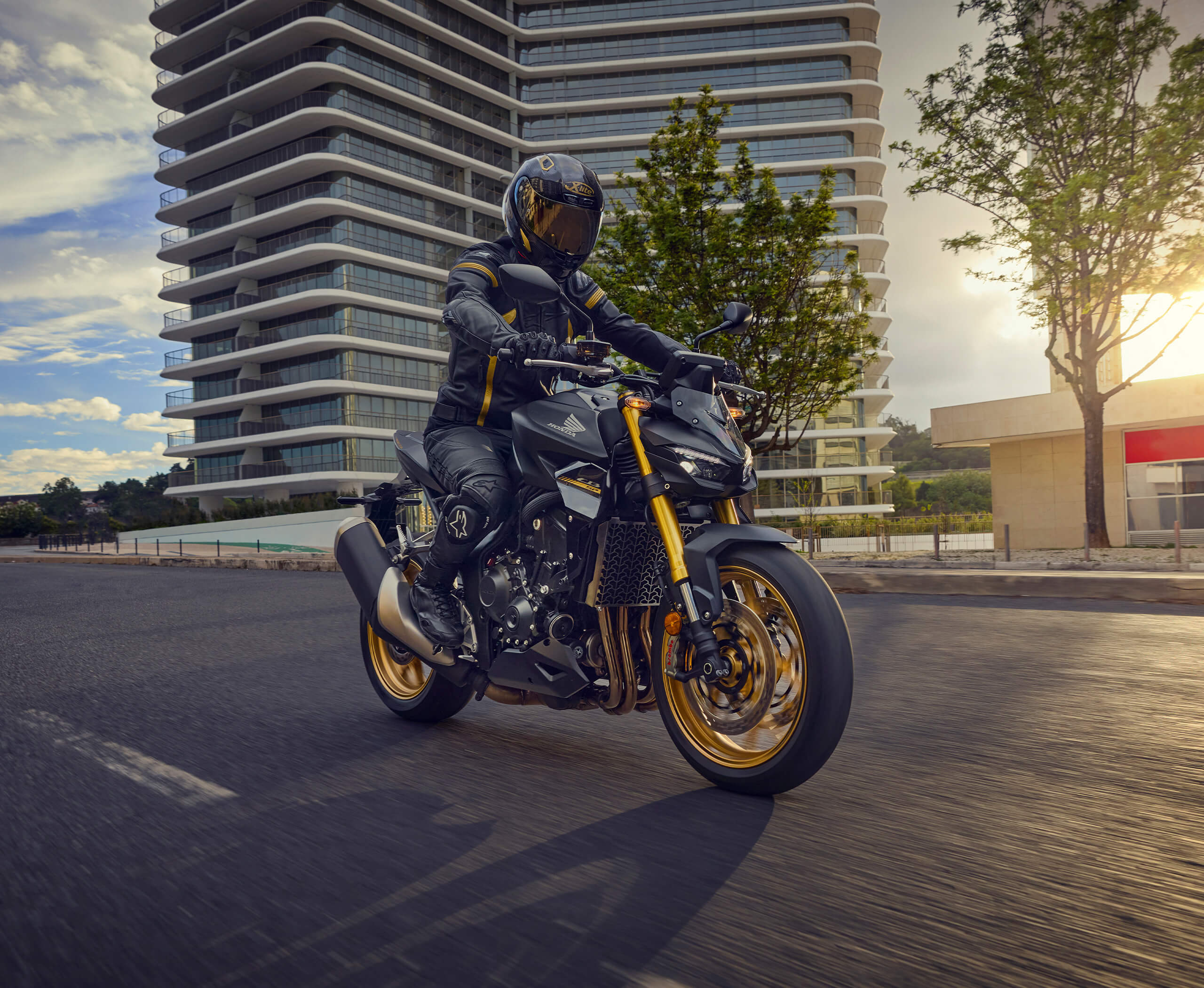 2025-CB1000-expanding-gallery-04-2560x2101