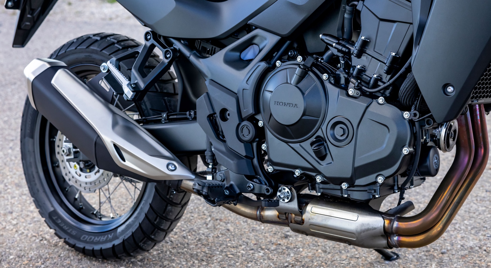 755cc twin-cylinder engine