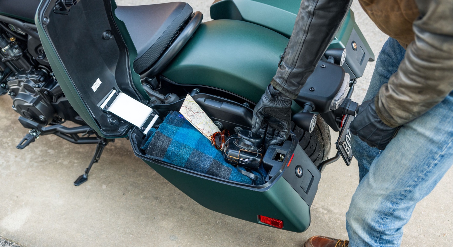Hard saddlebags