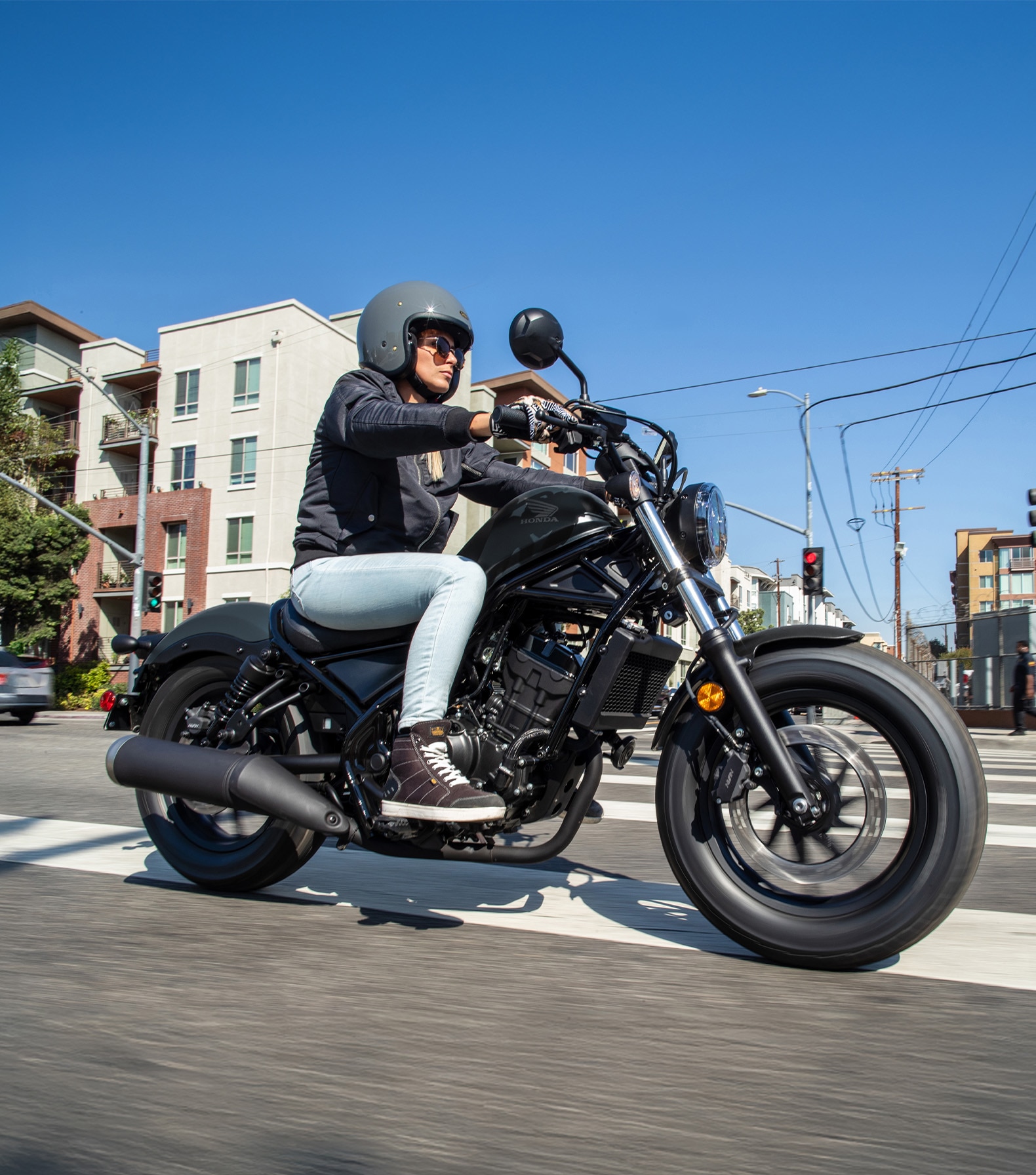 2025-Rebel-300-features-low-seat-height-1580x1792