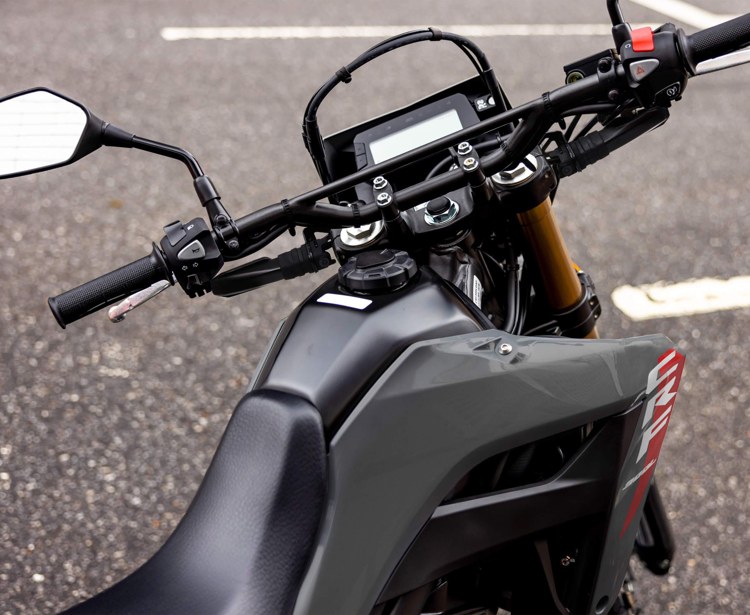 2025-CRF300LS-expanding-gallery-04-2560x2101