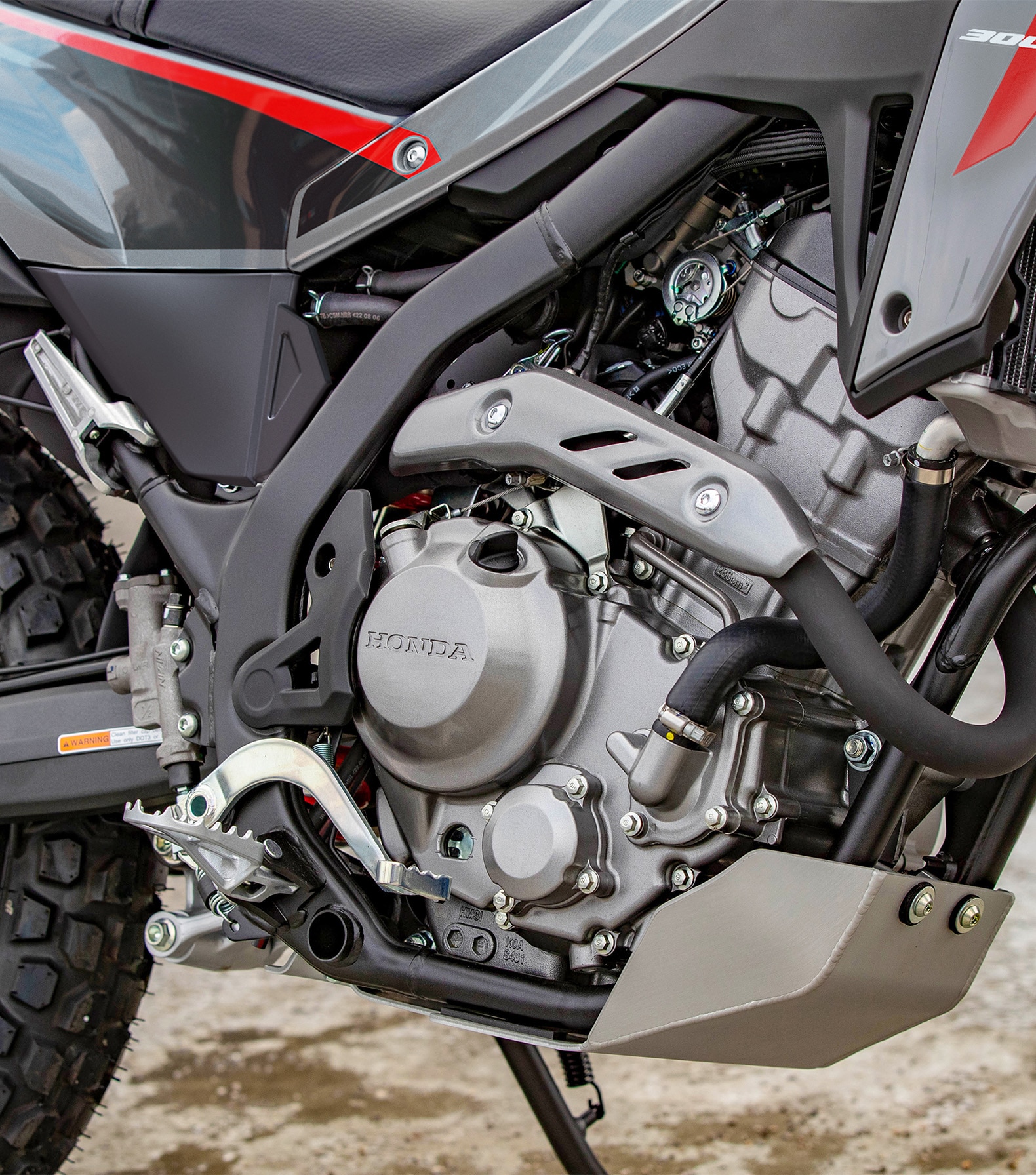 2025-CRF300LS-features-Liquid-cooled-engine-00-1580x1792
