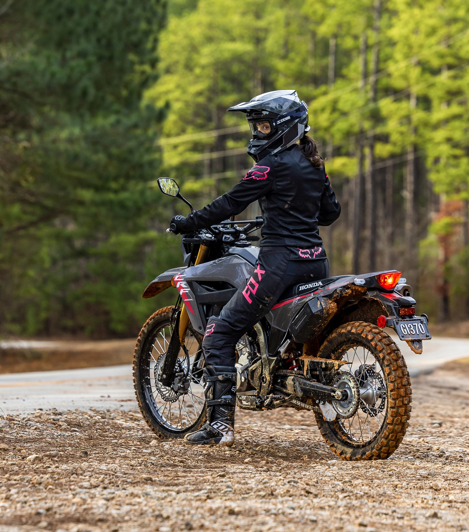 2025-CRF300LS-features-Lower-seating-position-00-1580x1792