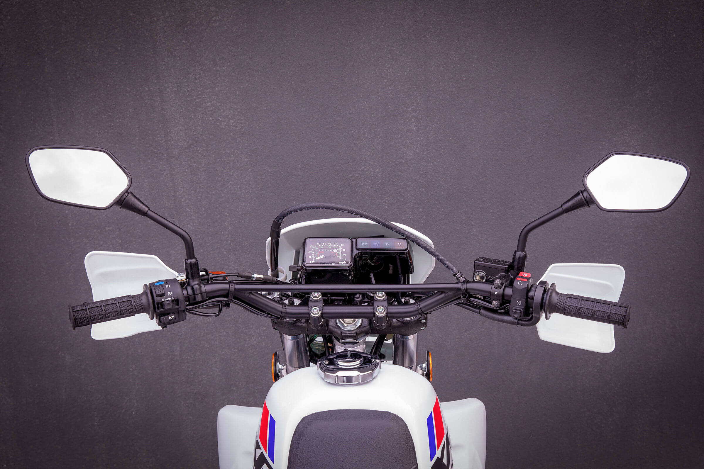 2025-XR650L-gallery-02-2400x1600