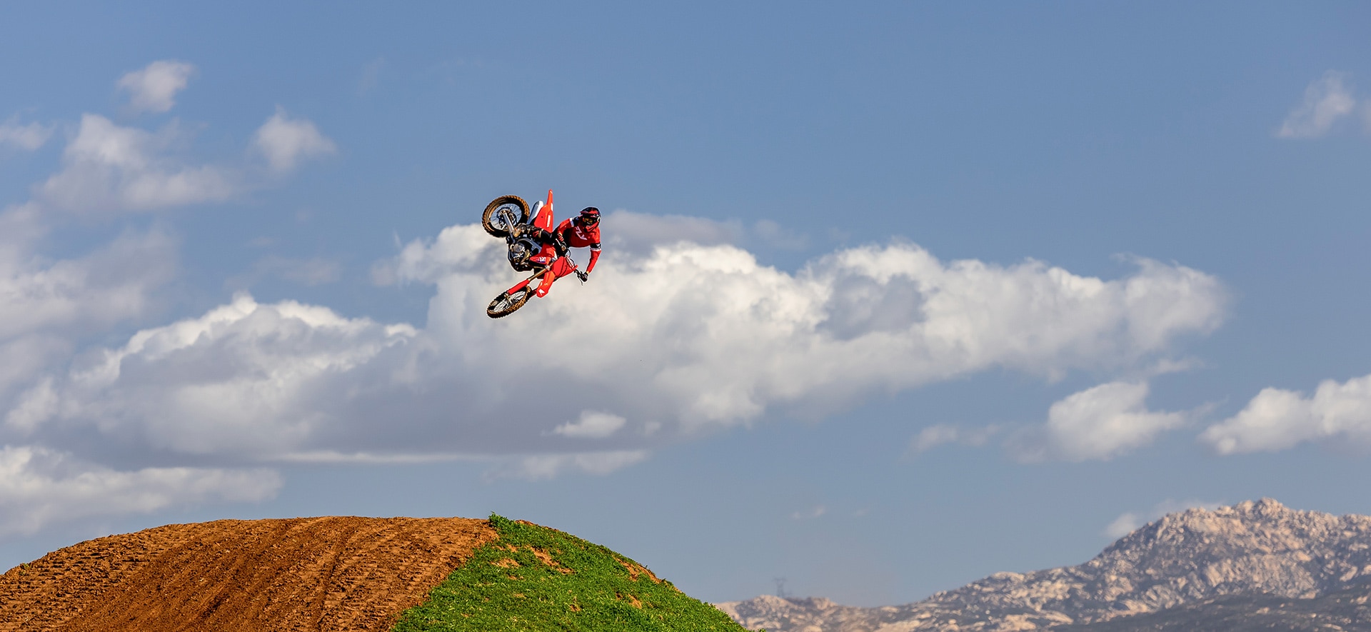 2026-CRF450R-hero-banner-desktop