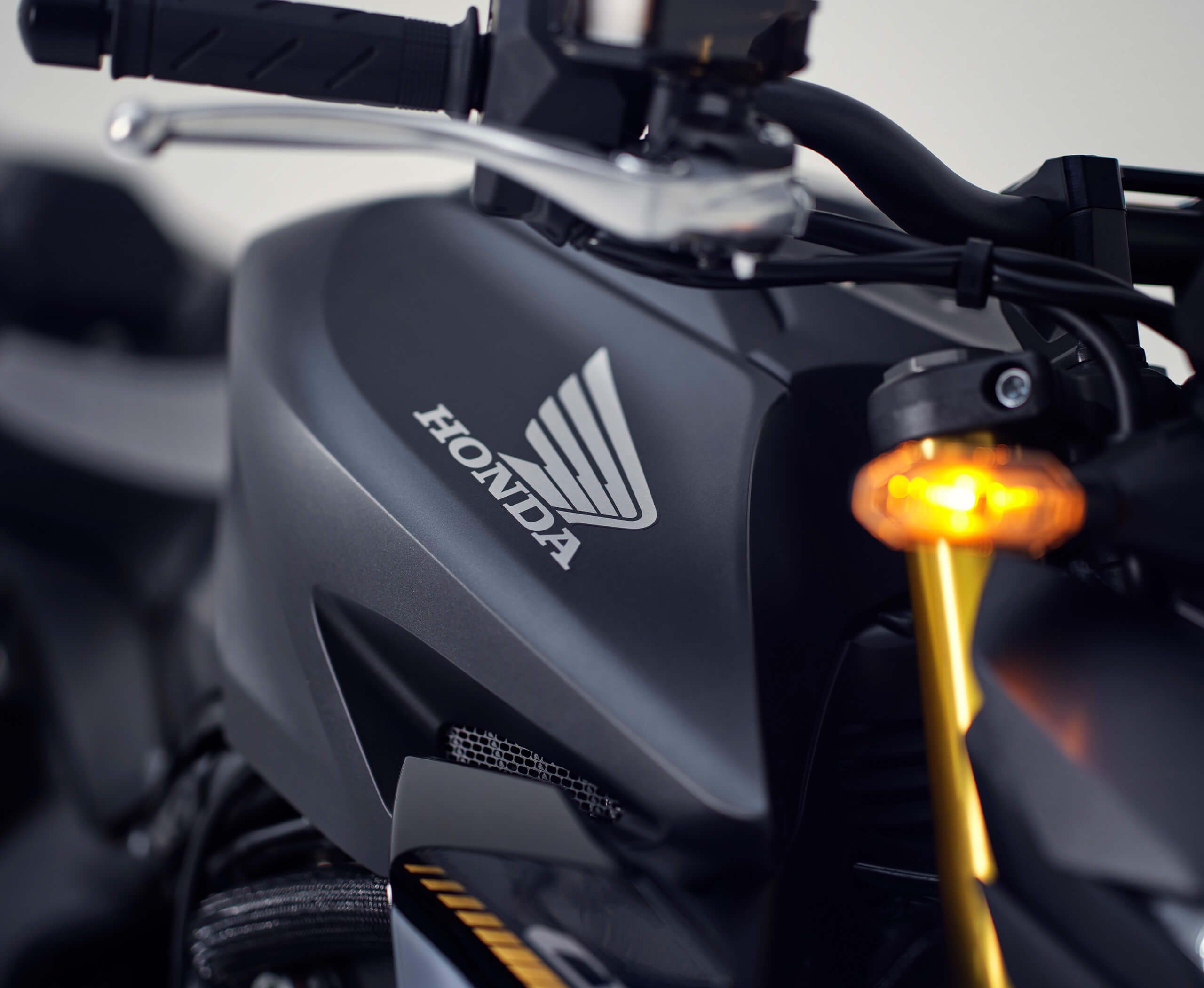 2025-CB1000-expanding-gallery-03-2560x2101