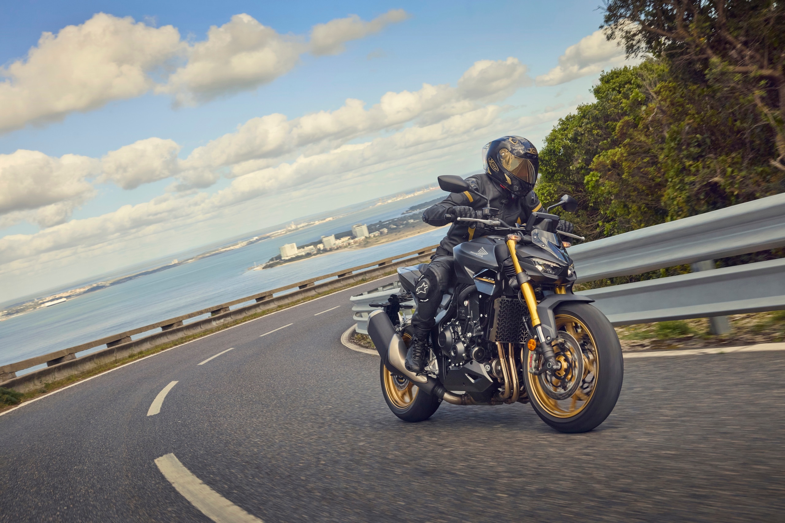 2025-CB1000-expanding-gallery-06-2560x2101