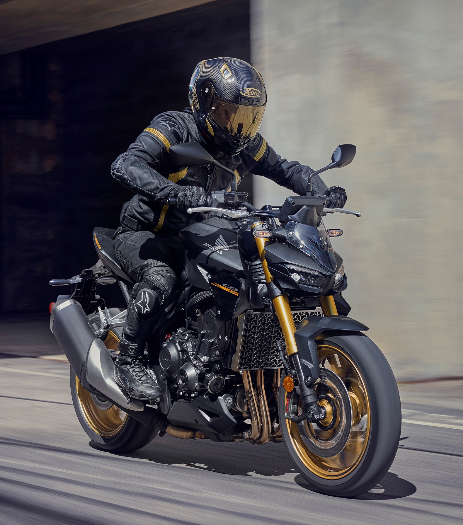 2025-CB1000-ABS-Open-riding-position-1580x1792