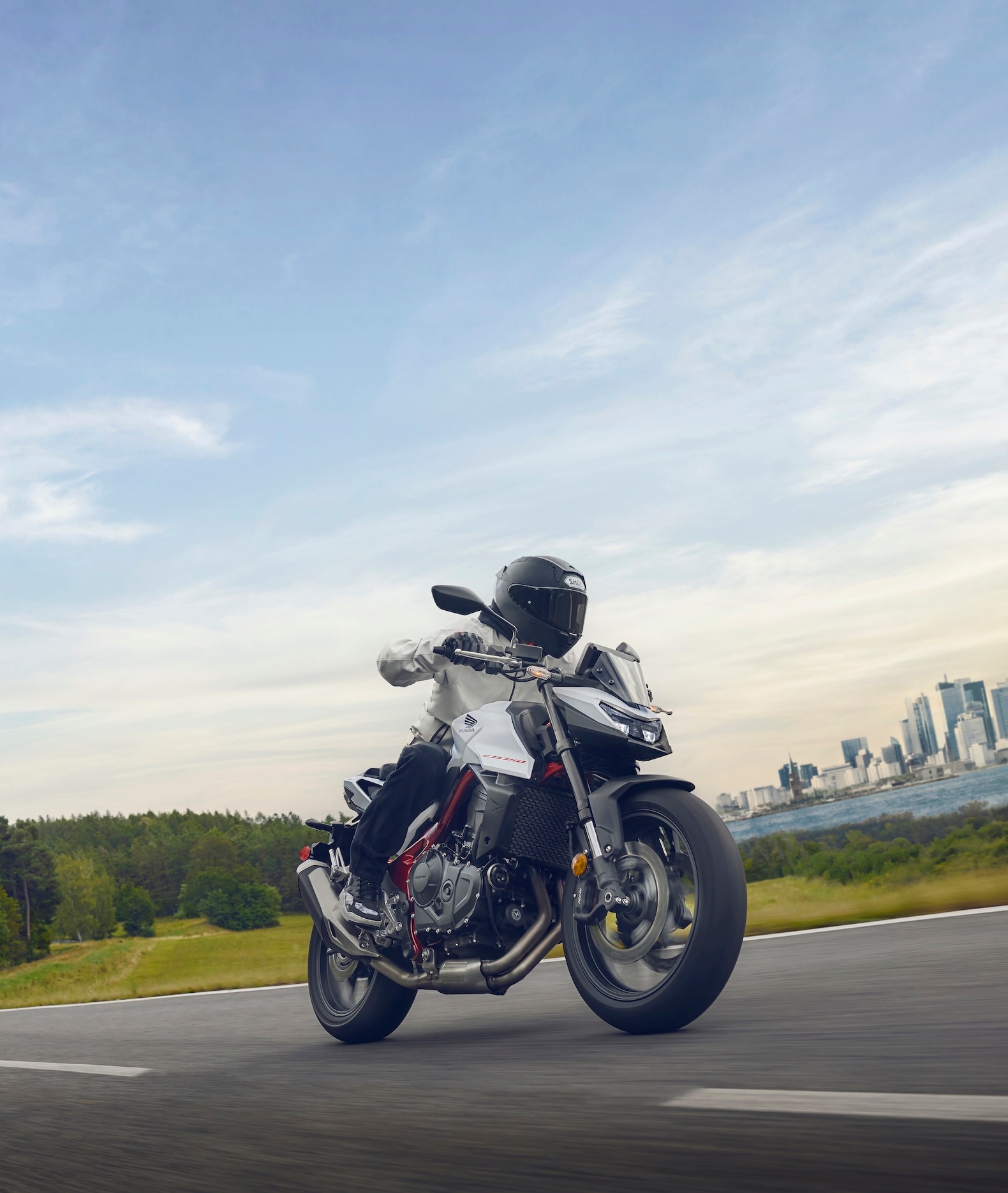 2025-CB750-features-Open-riding-position-1580x1792