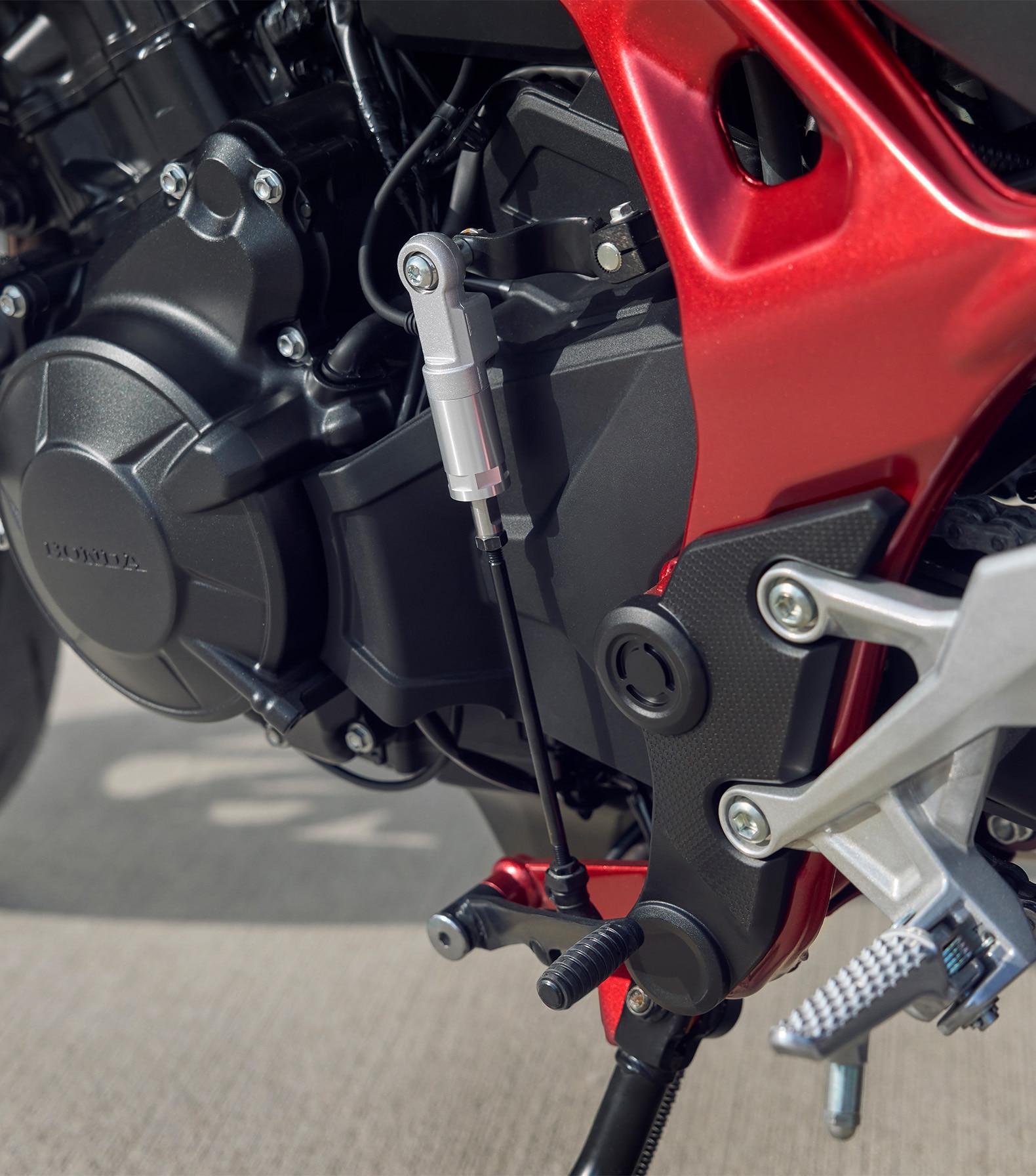 2025-CB750-features-Quick-Shifter-1580x1792