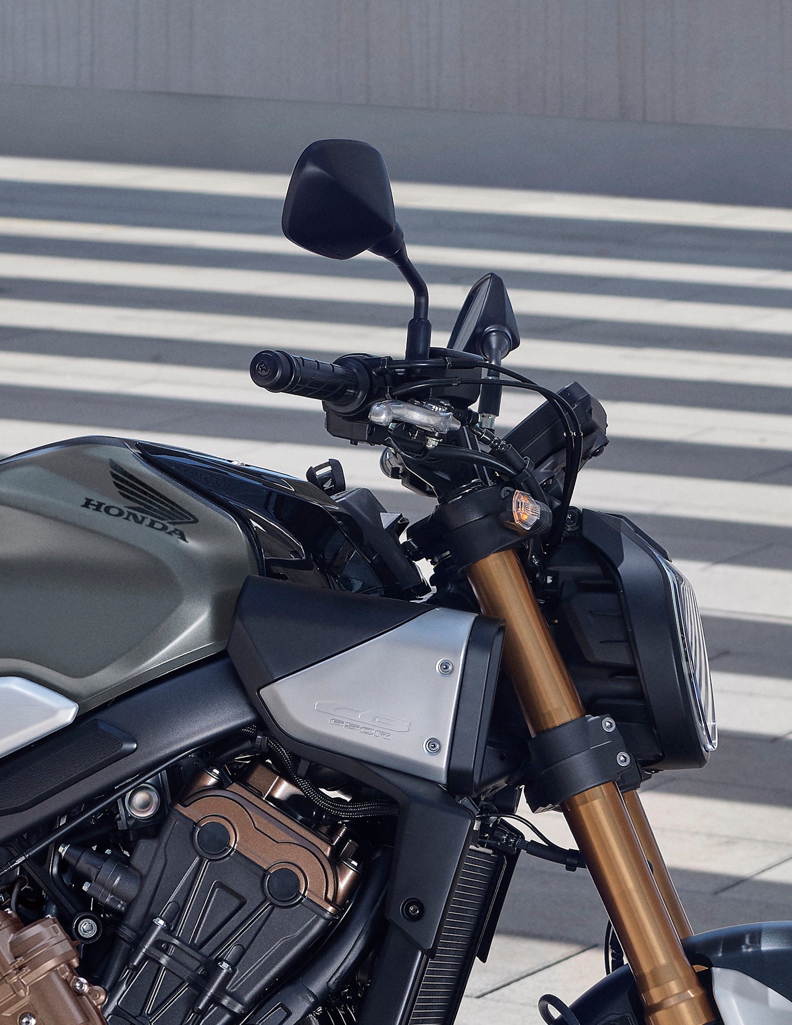 2025-CB650R-Upright-handlebar