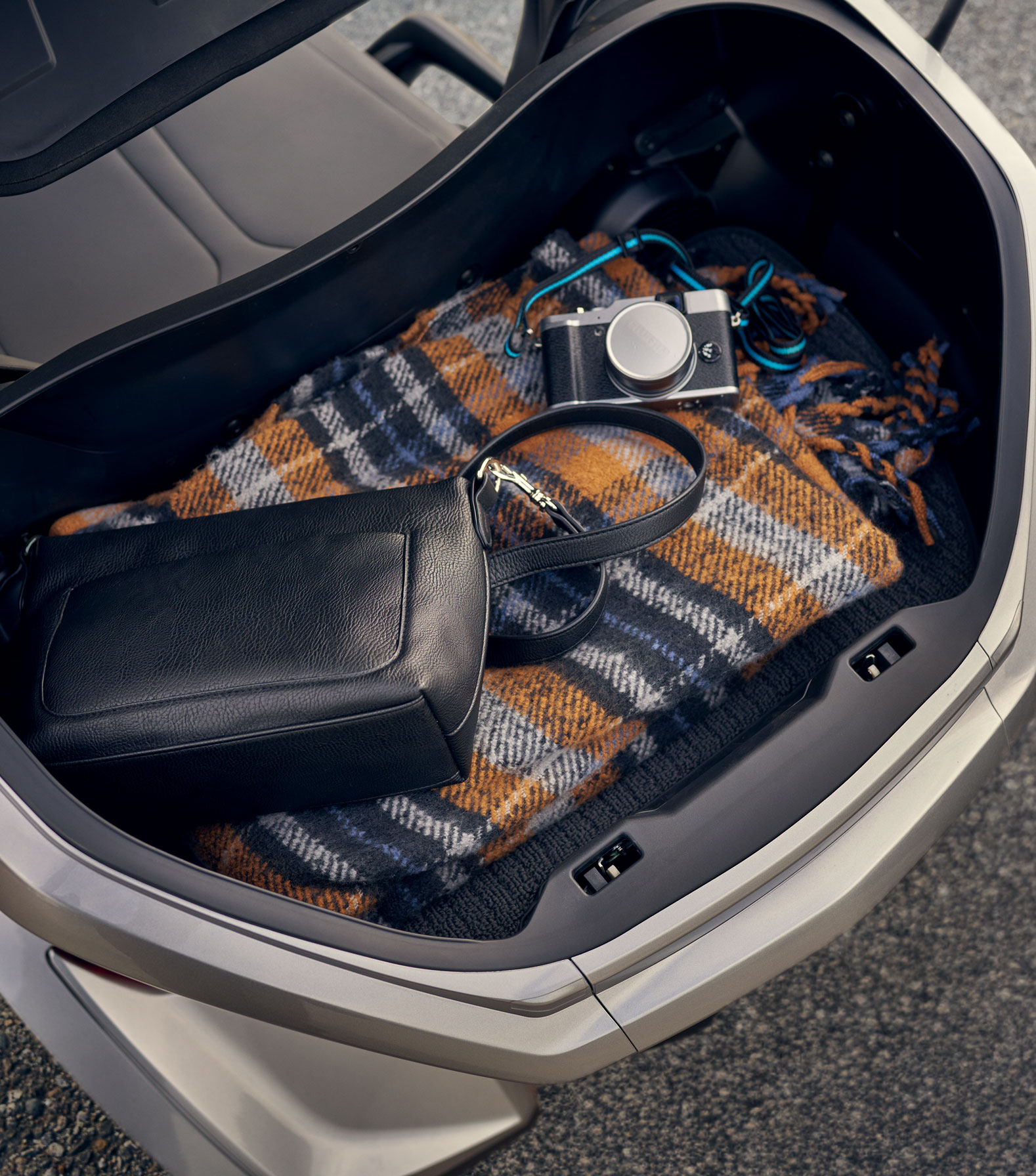2027-Gold-Wing-Tour-Large-Trunk