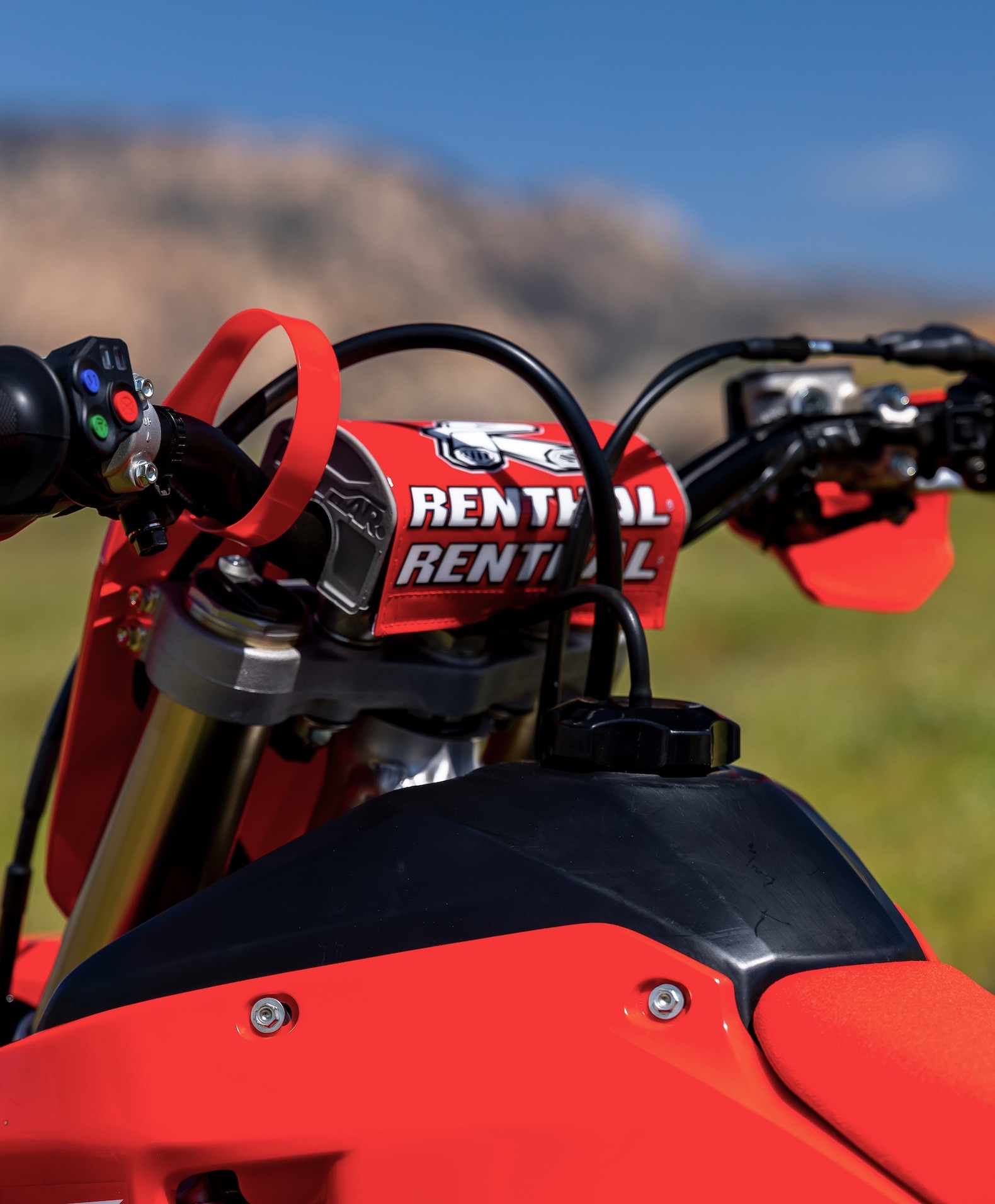 2026-CRF450RX-larger-fuel-tank-1580x1792