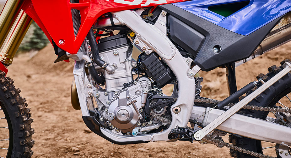 Shared engine/gearbox lubrication