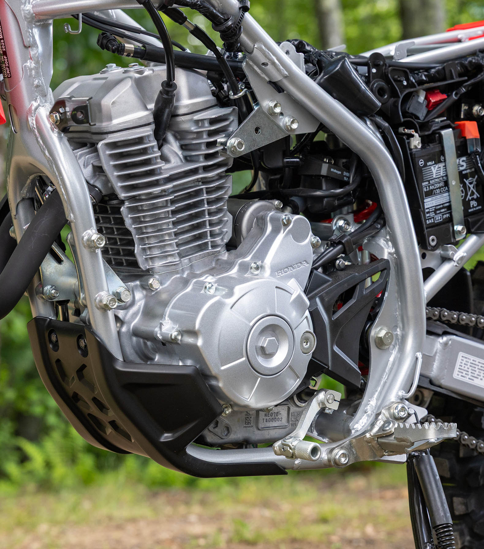2026-CRF300F-features-Six-speed-transmission-1580x1792