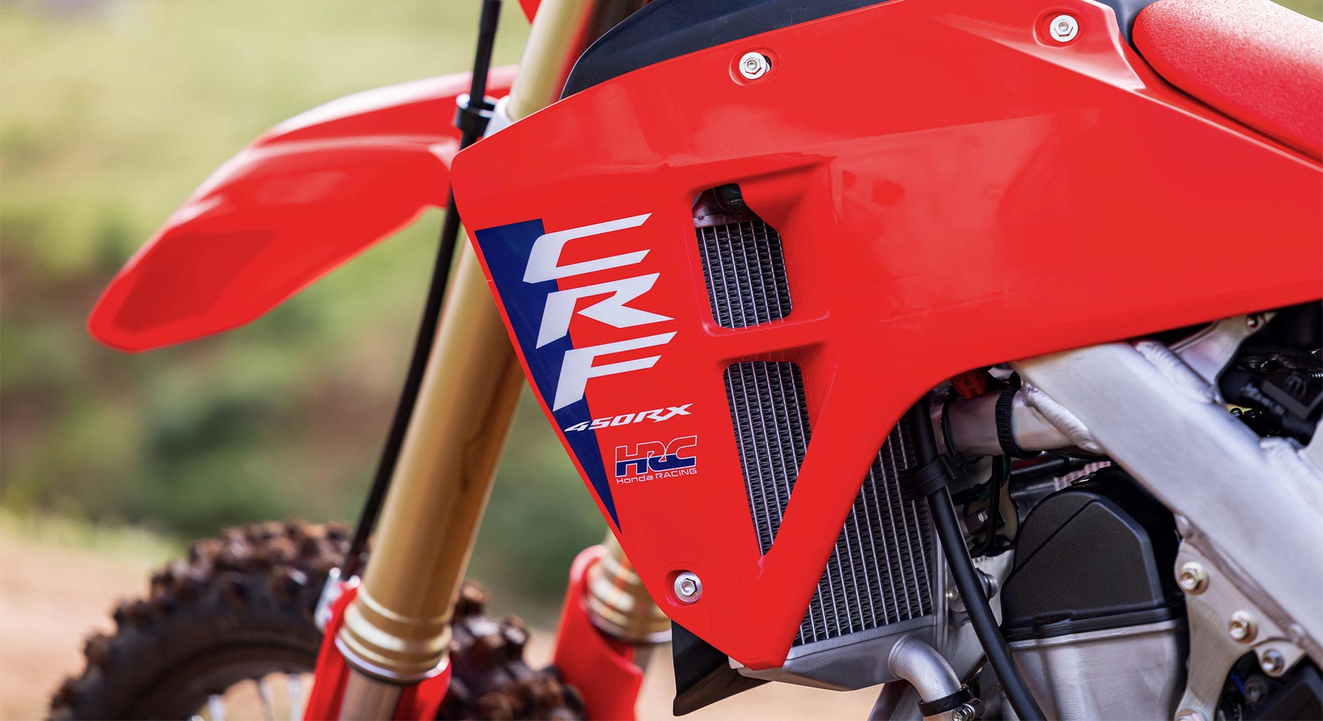 One-piece radiator shrouds