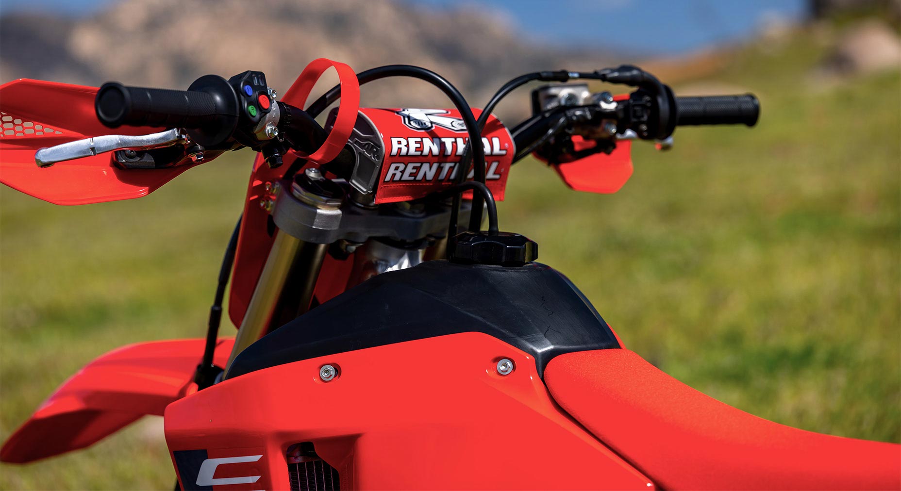 Resin fuel tank