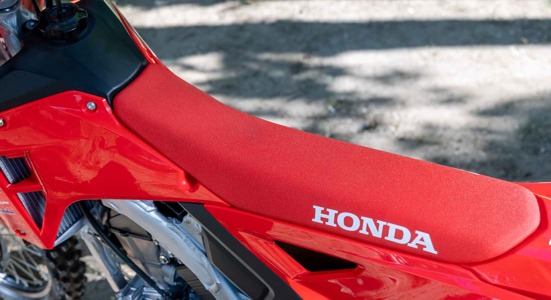 Flat seat/tank junction