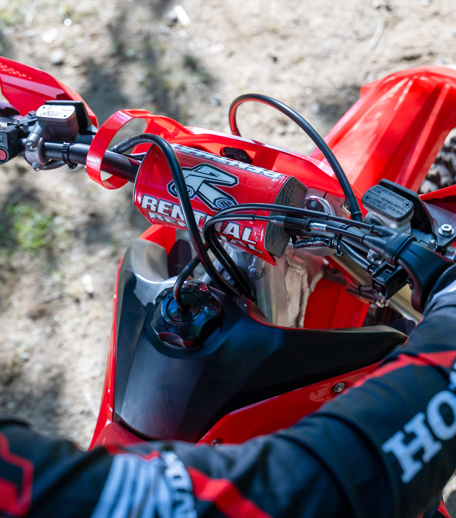 2026-CRF450RX-larger-fuel-tank-1580x1792
