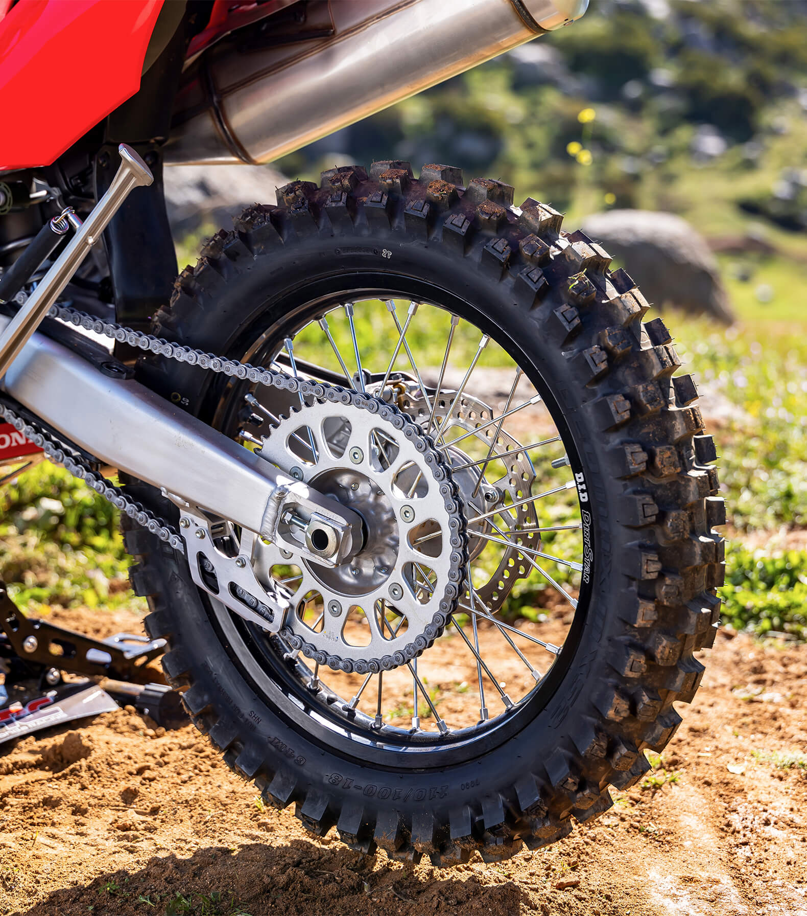 2026-CRF450X-18in-rear-wheel-1580x1792
