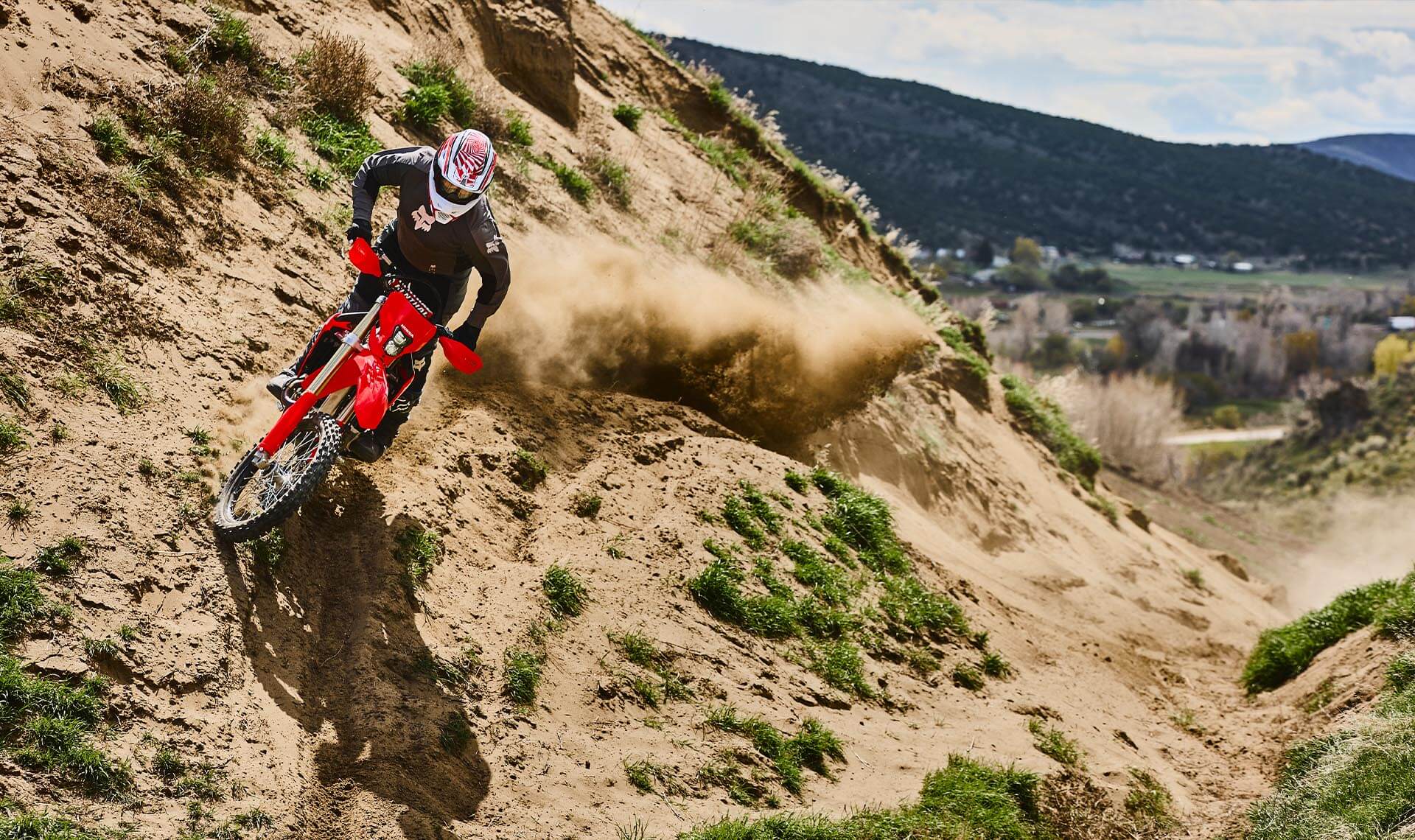 2027-CRF450X-campaign-desktop