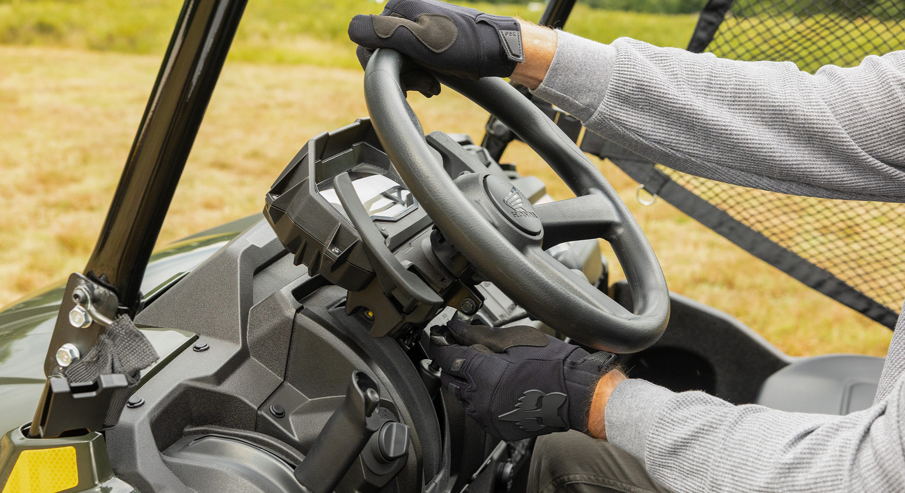 Tilting steering wheel